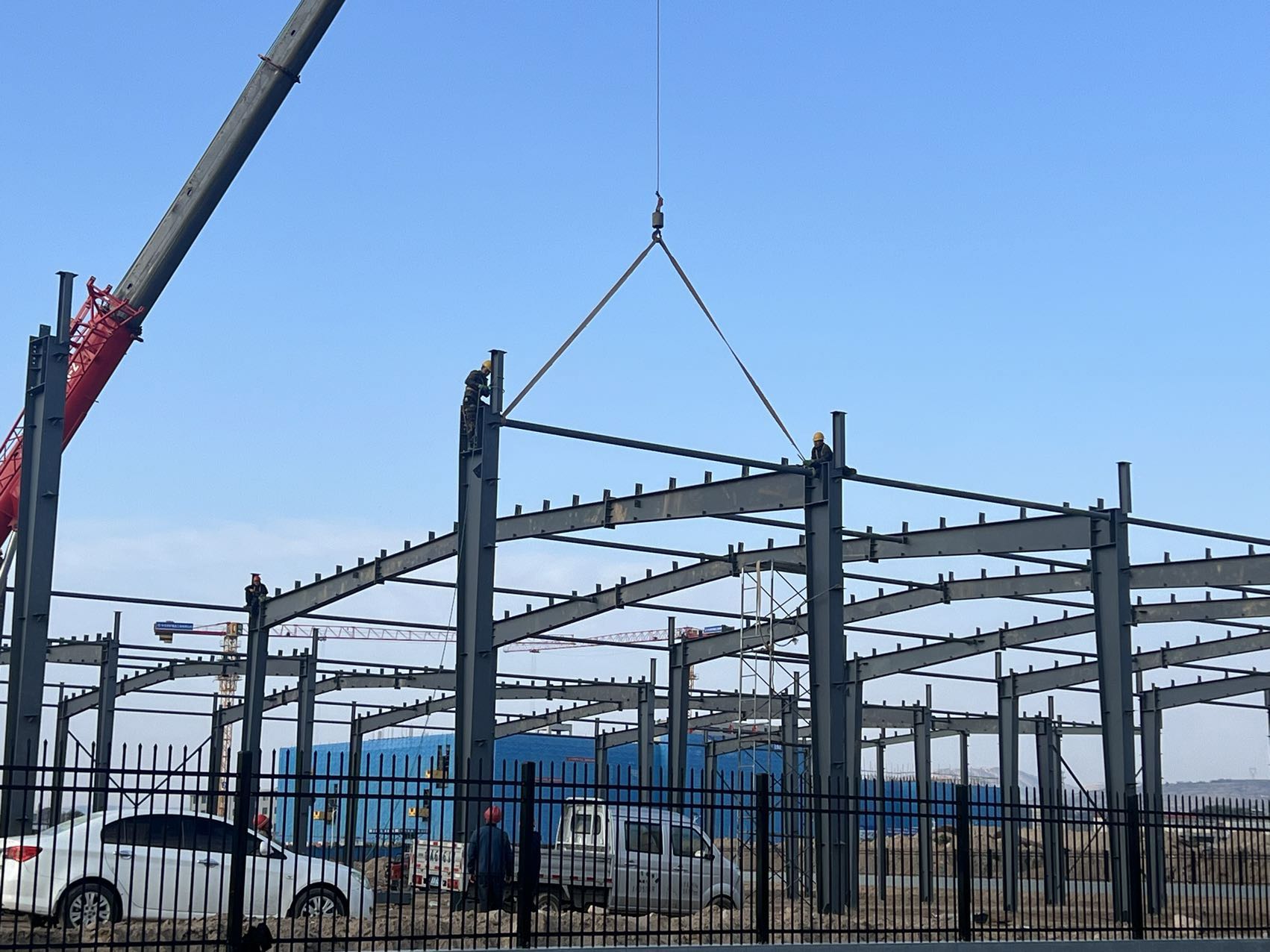 鋼結(jié)構(gòu)廠房的安裝方案通常包括以下幾個(gè)關(guān)鍵步驟